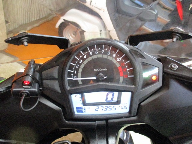 走行も２７３５５ｋｍ！このモデルのＮＩＮＪＡはタコメーターがアナログなので目でも加速感が楽しめる一台